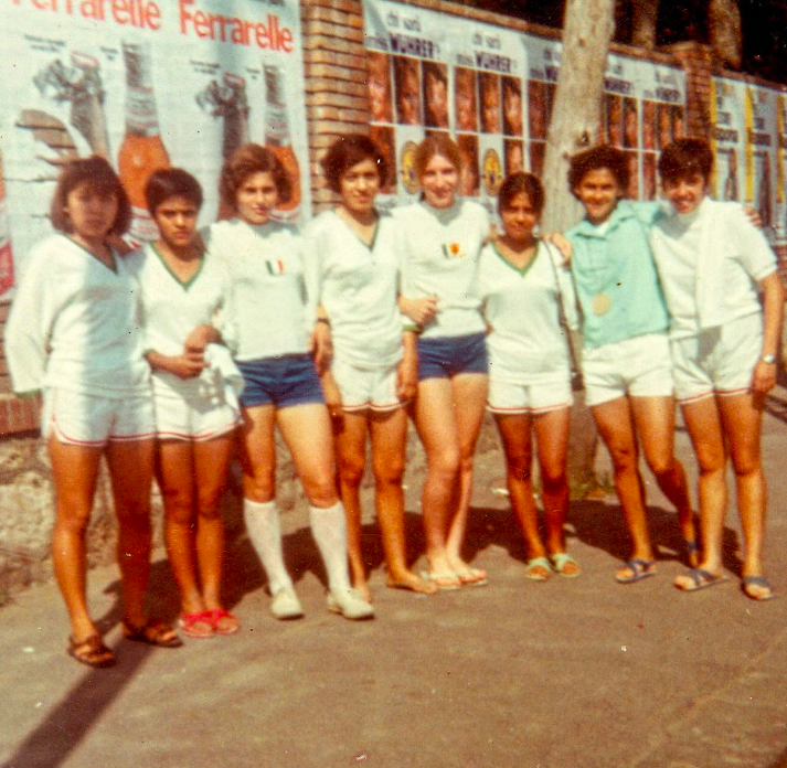 tancercanubes's tweet photo. Integrantes de las selecciones de México e Italia conviviendo en el día previo a su encuentro por las semifinales del 1er Campeonato Mundial de Futbol Femenil / Nápoles, ITA / 10 de julio de 1970. https://t.co/1CTqanN0CM
