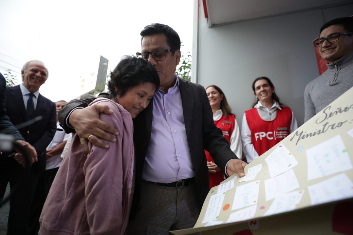 El ministro @cvasquezsanchez visita pacientes oncológicos de bajos recursos que reciben asistencia integral en el albergue Frieda Heller de la Fundación Peruana de Cáncer. ✅