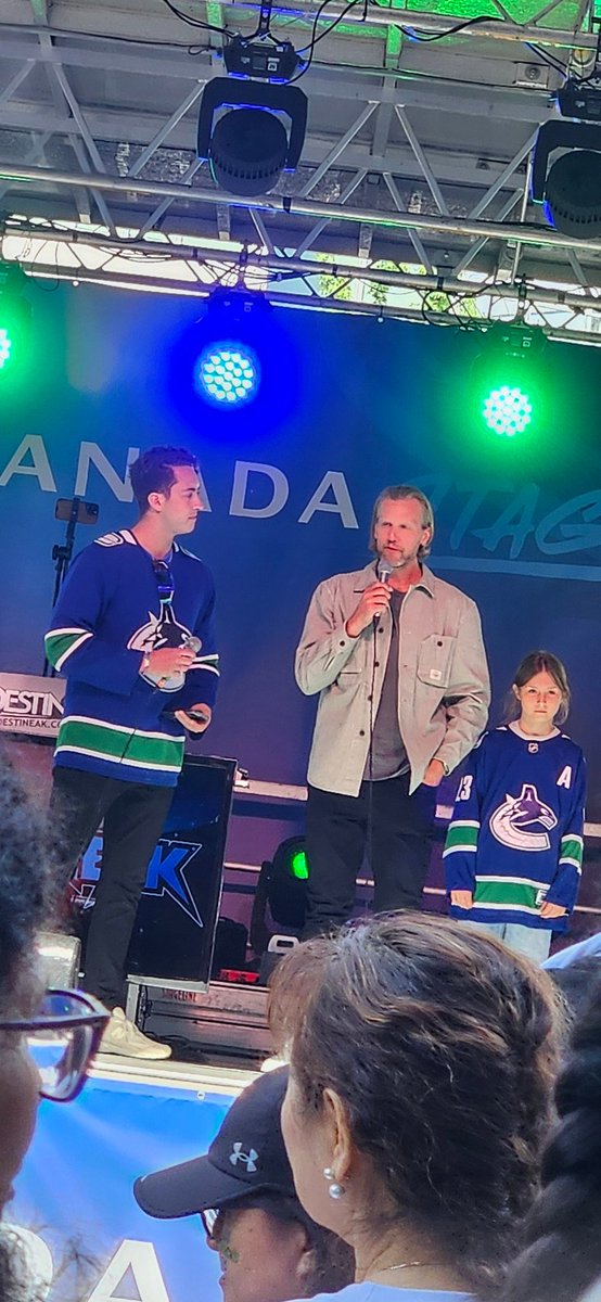 BRO LOOK WHO IT IS

<a href="/Canucks/">Vancouver Canucks</a> #Canucks