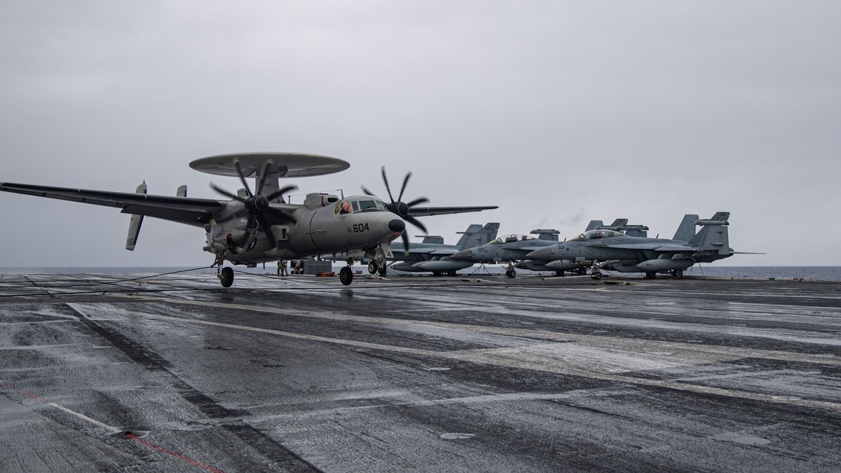 #USSRonaldReagan conducts routine flight operations, strengthening capabilities of @USPacificFleet to provide combat-ready forces to defend the homeland & support maritime security with #FriendsPartnersAllies in the #FreeAndOpenIndoPacific. 📍 #PacificOcean 📸 MC2 Timothy Dimal