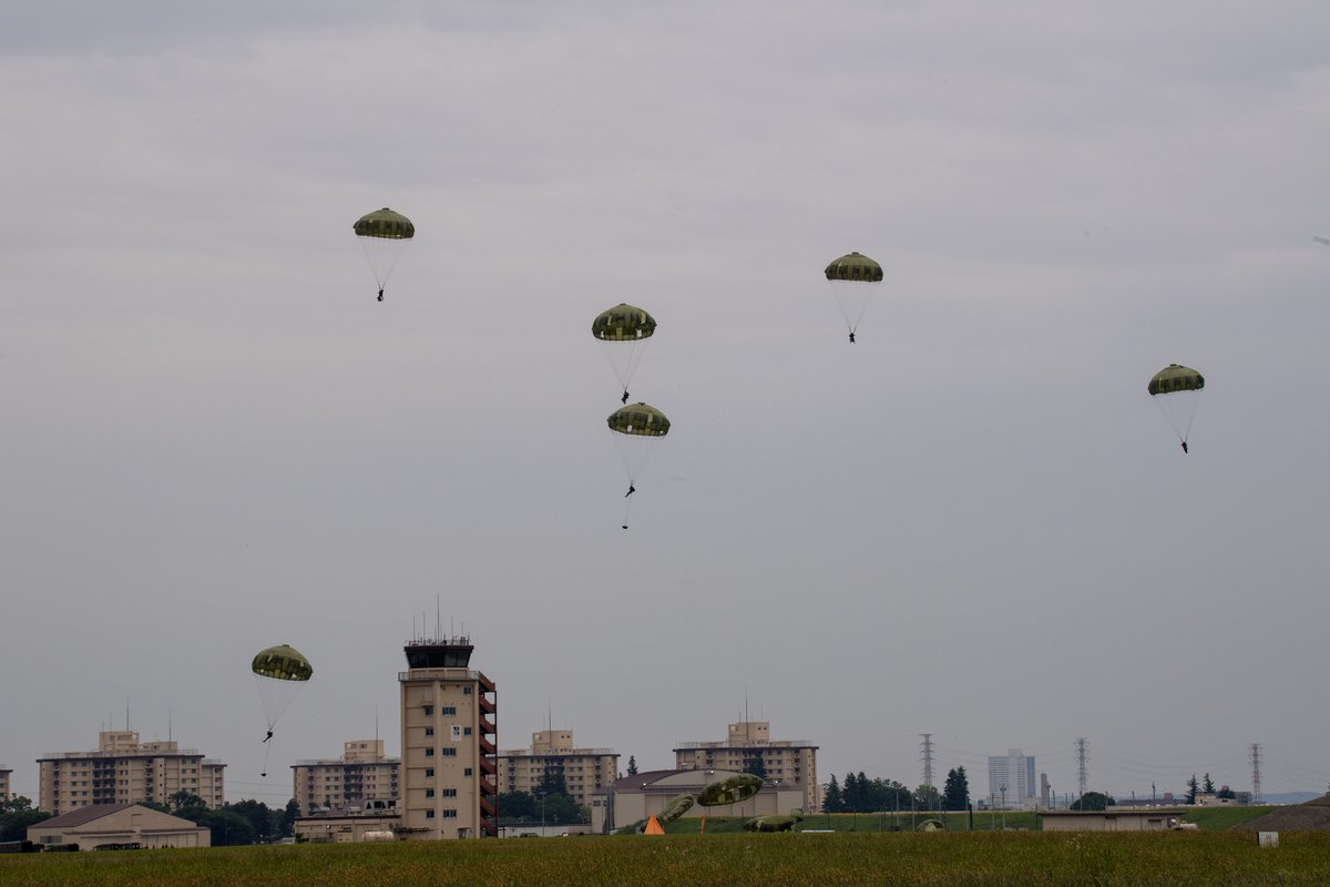 🇯🇵–🇺🇸 @Japan_GSDF conducts a static-line jump from a @PACAF C-130J Super Hercules during the U.S.-Japan Friendship Festival 2024, demonstrating combined capabilities and strengthening interoperability to defend peace in the #FreeAndOpenIndoPacific. 📍 #Japan 📸 Yasuo Osakabe