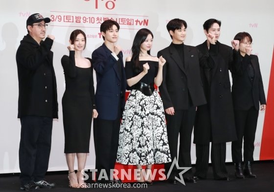 ladsheart's tweet photo. The production crew and cast are going on a reward vacation. The four main actors, including Kim Jiwon, Kim Soohyun, Park Sunghoon, Kwak Dongyeon and Lee Joobin will attend the reward vacation.

[source: my anxiety] https://t.co/iUqnhgSlpb