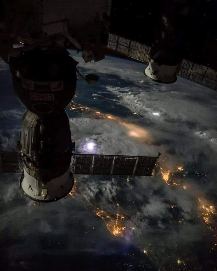 La Tierra vista de noche desde la Estación Espacial Internacional ❤👩‍🚀 📸 iss