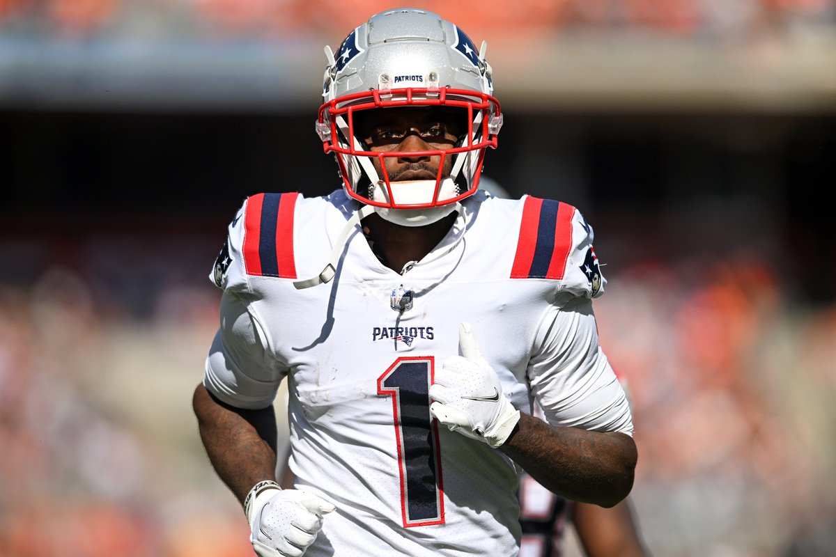 AdamSchefter's tweet photo. After nine NFL seasons, Eagles WR DeVante Parker has decided to retire, he said Monday night.

As much as he looked forward to his time with the Eagles, Parker decided the time had come to spend more time with his family that includes his four children.
 
“I want to see my kids, spend quality time with them,” Parker said. “I want to be there for them whenever I can.”

The 31-year-old Parker is walking away from the NFL and looks forward to whatever is next, though he has no definitive short-term professional plans.
 
“I’m just going to take things slowly,” Parker said.

Parker finished his NFL career with 369 catches for 5,266 yards and 27 receiving TDs.