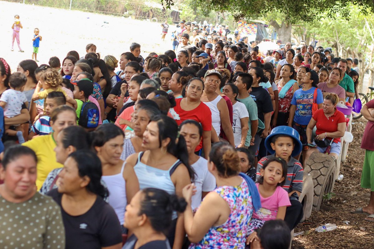 Salvadoreños  pidiendo una moneda a Bukele y pescados pero ya son primer mundo dicen
