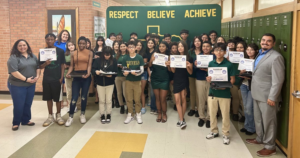 Congratulations to our Boeing Academy graduates who earned a laptop. Thank you to SAMSAT and @Boeing for teaching our Rebels.        💚🙌💛 #TogetherWeGrow