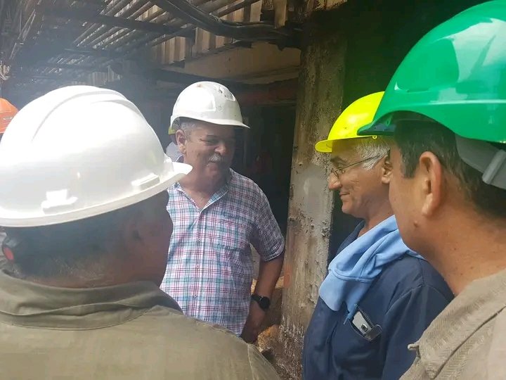 En #Nuevitas, Ministro de Energía y Minas, Vicente La O Levy, dialogó con trabajadores y directivos de la Termoeléctrica Diez de Octubre, interesado en las labores de la mantenimiento terminadas en la unidad seis.
#Camagüey
#PorCamagüeyTodo