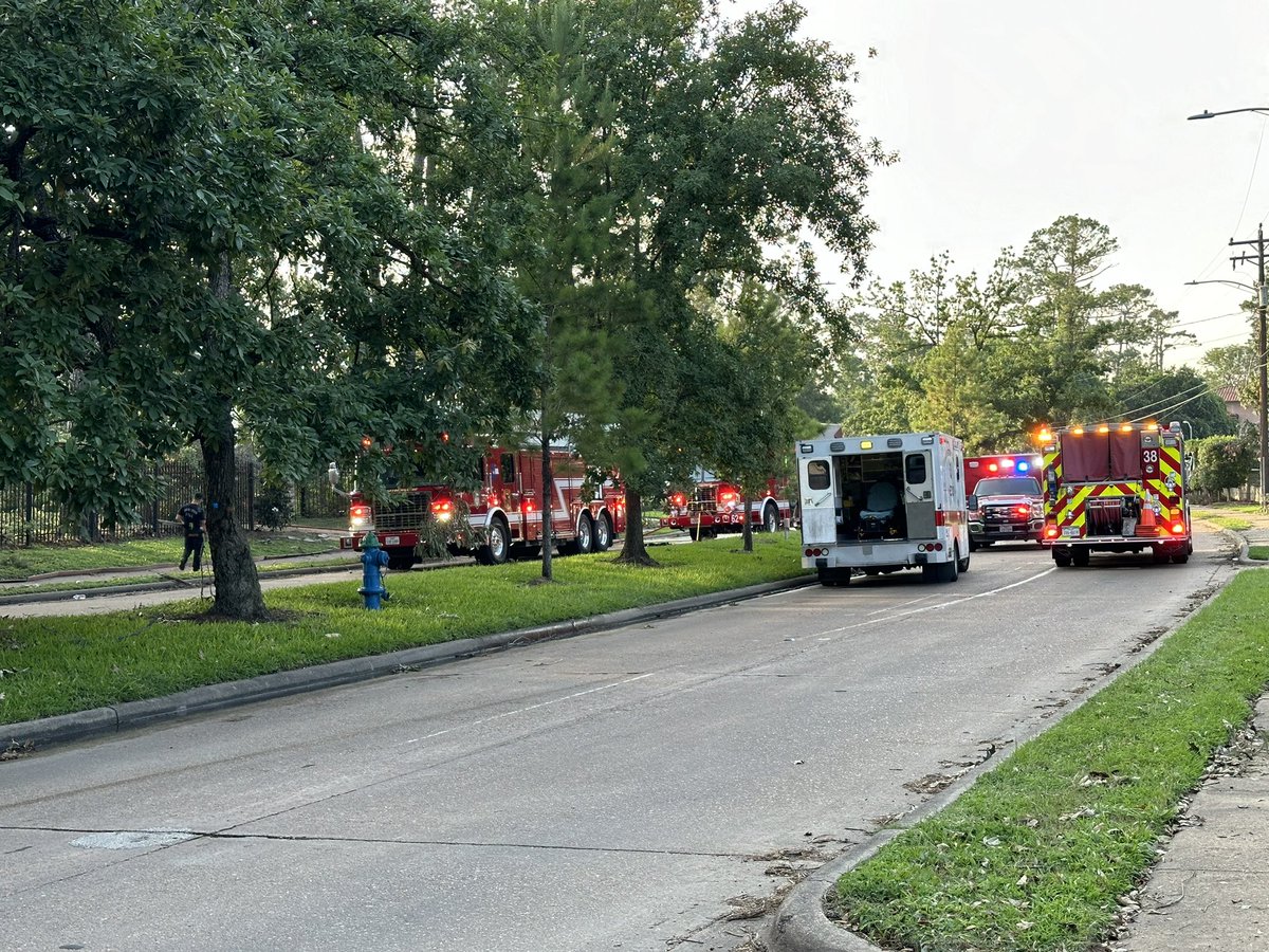 PepperGii's tweet image. Our area got neglected for so long that someone’s house burned down. @CenterPoint needs to restore power soon. #Houston #SpringBranch