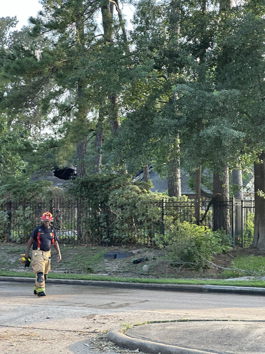 PepperGii's tweet image. Our area got neglected for so long that someone’s house burned down. @CenterPoint needs to restore power soon. #Houston #SpringBranch