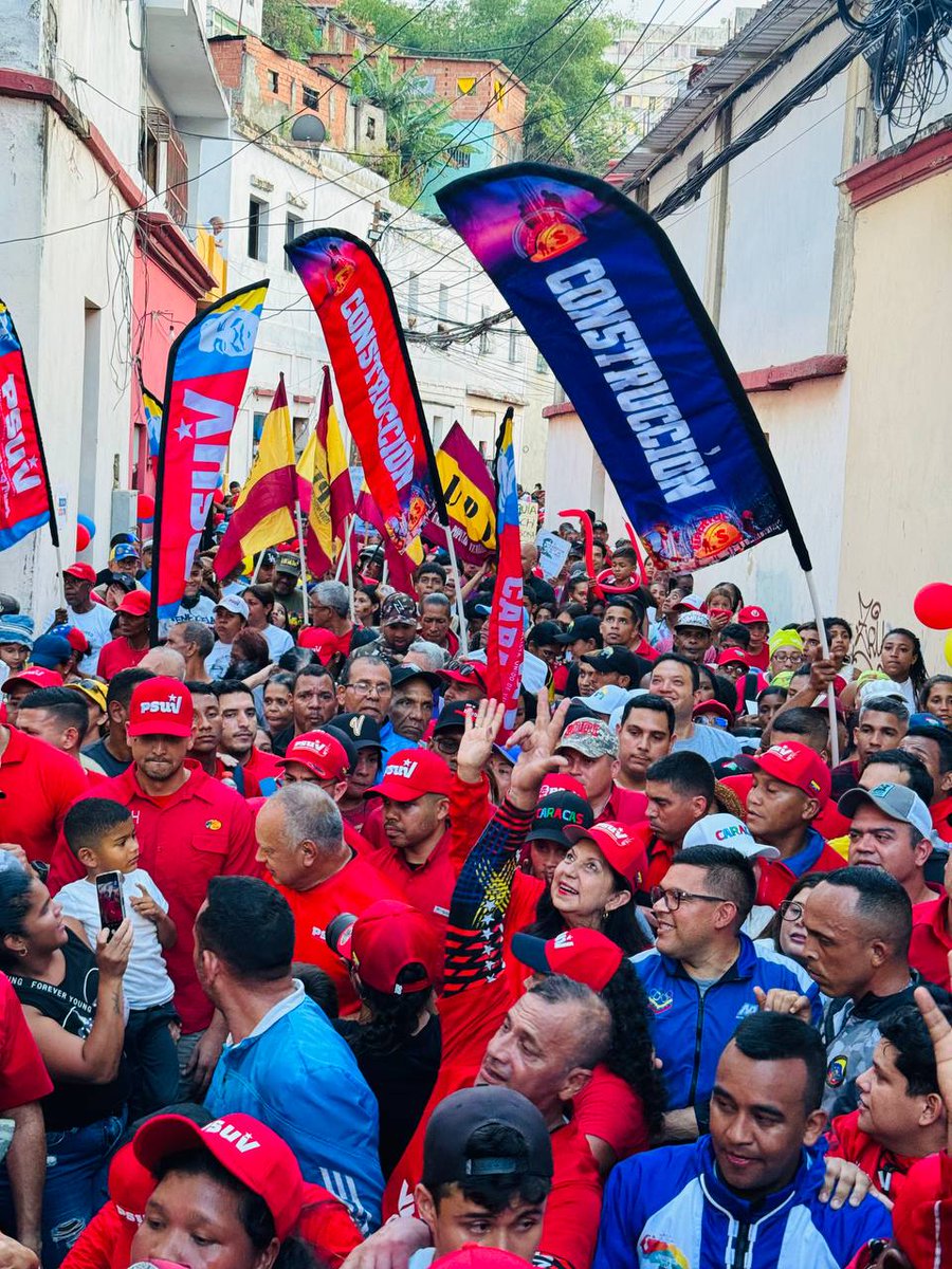 ¡Así fue la marcha de este #20May en San Agustín! El pueblo unido jamás será vencido, y cuando de demostrar amor a nuestro Presidente @NicolasMaduro se trata, allí estamos las y los patriotas. Allí estuvimos alegres, junto al primer vicepresidente del @PartidoPSUV, @dcabellor,