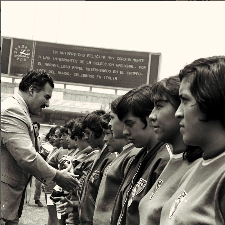tancercanubes's tweet photo. Las integrantes de la selección nacional reciben un homenaje de parte de las autoridades de la UNAM tras su regreso de Italia, en donde lograron el tercer lugar en I Campeonato Mundial de futbol femenino. (25 de Julio 1970) https://t.co/8B5YFUrCNc