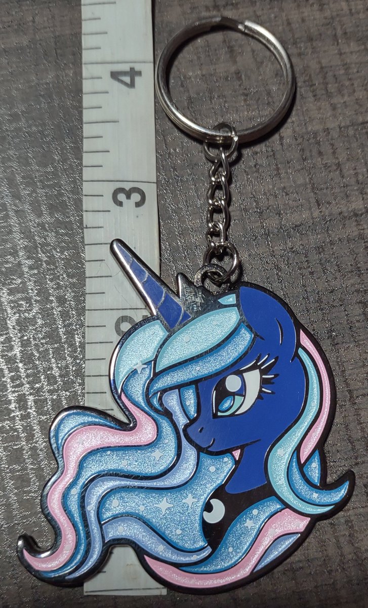 Like + RT if you see? It helps a lot!

Still have a few of these Luna keychains left for anyone looking to snag one! 💙