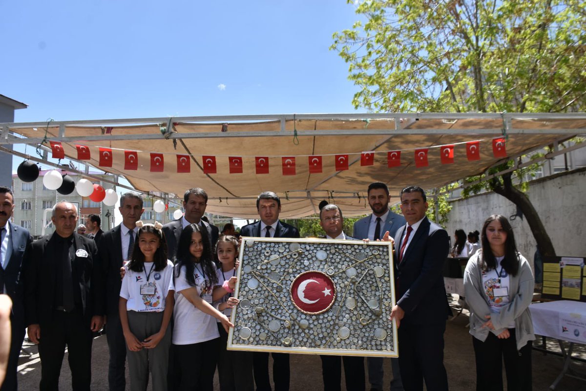 TCyuksekova's tweet photo. Kaymakamımız @cimsitomer, Tübitak 4006 bilim fuarları kapsamında; ilçemiz 5 Mayıs Ortaokulunun düzenlemiş olduğu bilim fuarına katıldı.  Kaymakamımız yapılan güzel çalışmalarından dolayı okulun öğretmen ve öğrencilerini tebrik etti. 

@HakkariValiligi 
@alicelik_64 https://t.co/VZjHUxlMg8