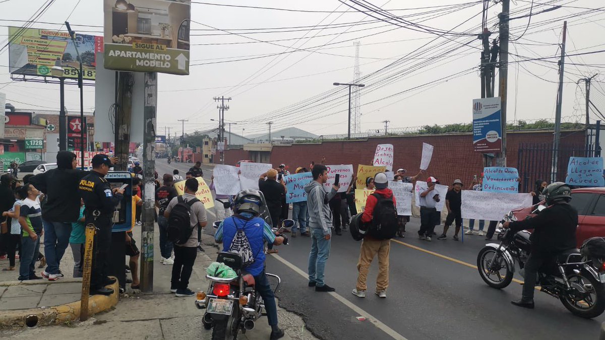 En Boca del Monte hay manifestación de vendedores y vecinos, informan que impacta tránsito de Avenida Hincapie zona 13

🟢 PMT y EMETRA, autoridad y servicio, por la vida de los vecinos