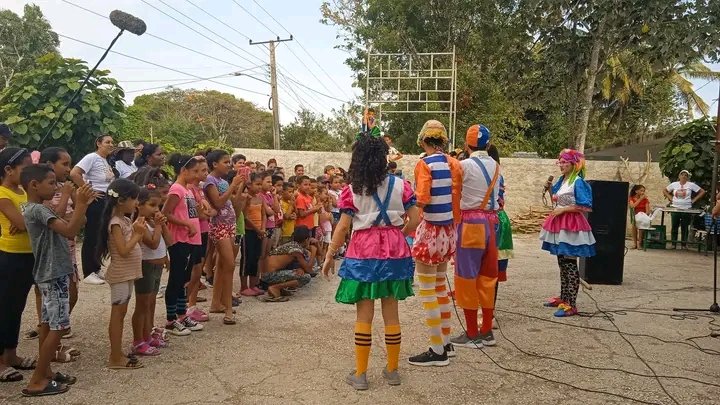 La felicidad también es un acto de resistencia. Grupo Polichilena en la comunidad 'El Almirante'en #ProvinciaGranma. En medio de las dificultades regalar alegría y felicidad alivia. Seguimos en modo #AmorInfinito #CubaEsCultura