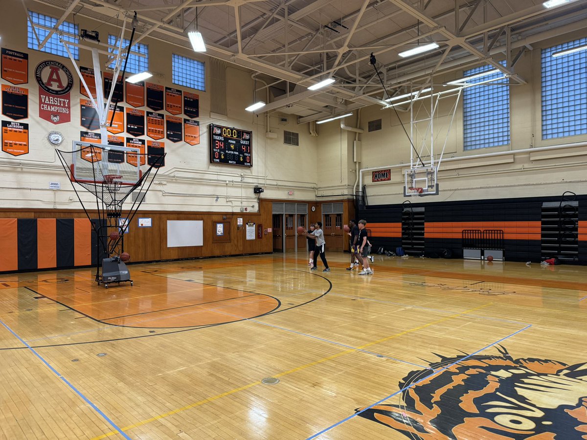 ACHSTigersBball's tweet photo. Offseason Week 5
Middle School - High School Tigers
#Brotherhood
#TigerAmbush
#Family
#SometimesUSometimesMeAlwaysUs
#We>Me
#TeamBall
#Attitude
#Culture
#No1WorksHarder
@AmherstTigers1 @centercourt42 @ALLWNYFutureBB @wnyhoopmania @WNYAthletics @bufnewspreptalk https://t.co/lwLZG6A8rY