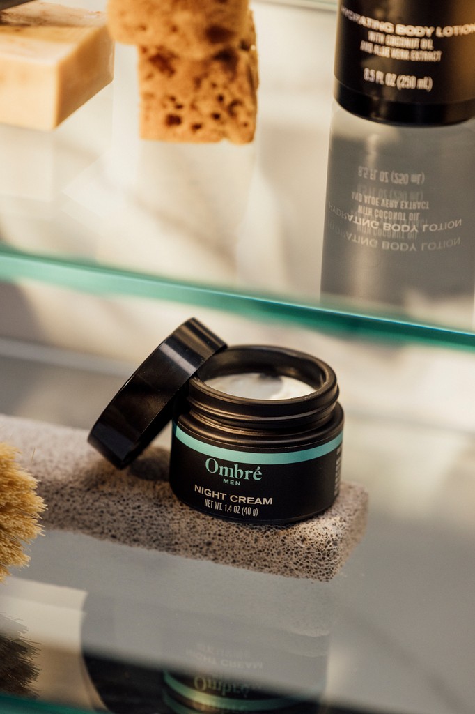 Time to wind down from your Monday with some Night Cream and a good cocktail. 

Cheers 🥃