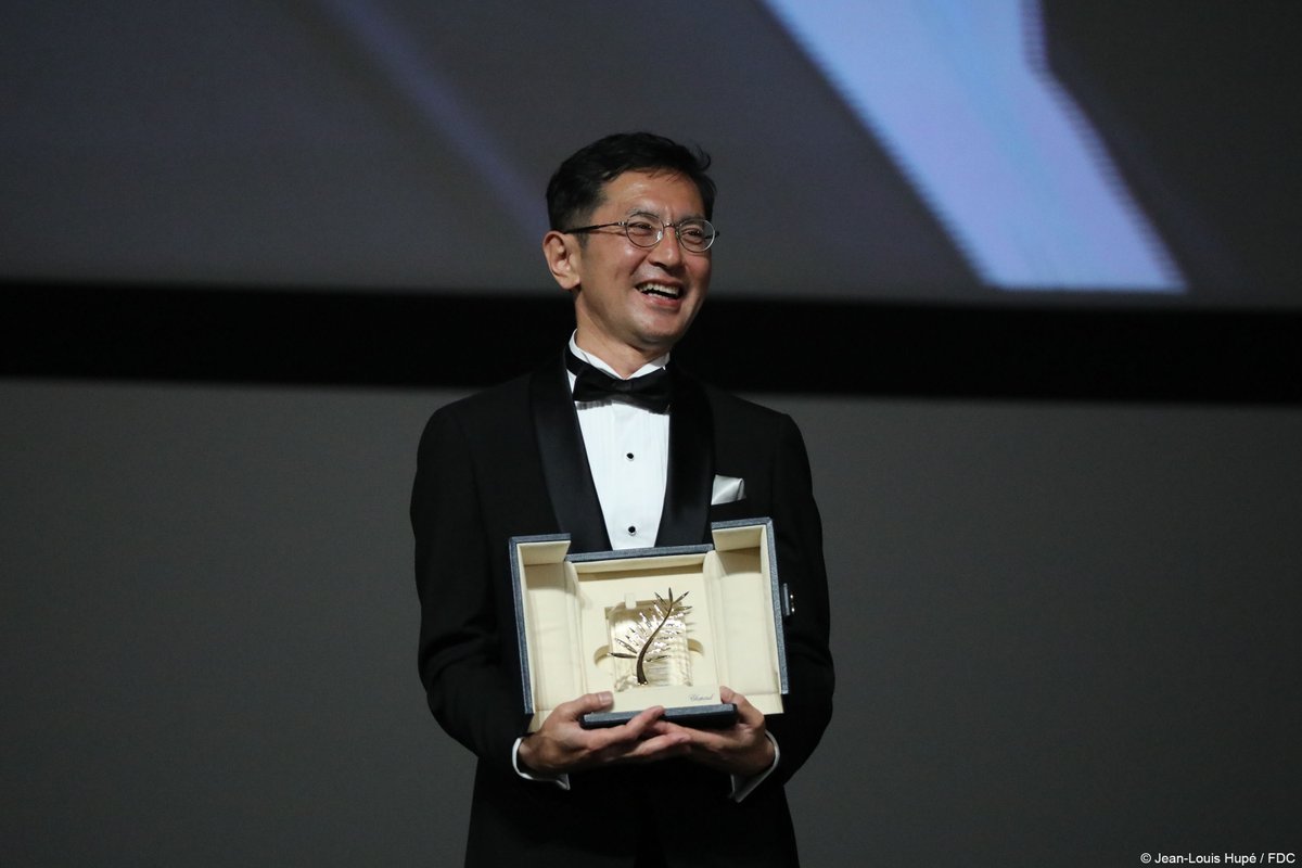 ✨ Studio Ghibli se convierte en el primer colectivo en ser reconocido con la Palma de Oro honorífica dentro del Festival de Cine de #Cannes2024. La distinción fue recibida por el director Gorō Miyazaki, hijo de Hayao Miyazaki.