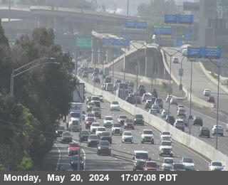#SanBruno - Northbound #Highway101 before San Bruno Avenue: a crash is blocking the two left lanes slowing traffic approaching @flySFO #KCBSTraffic Photo: #Caltrans