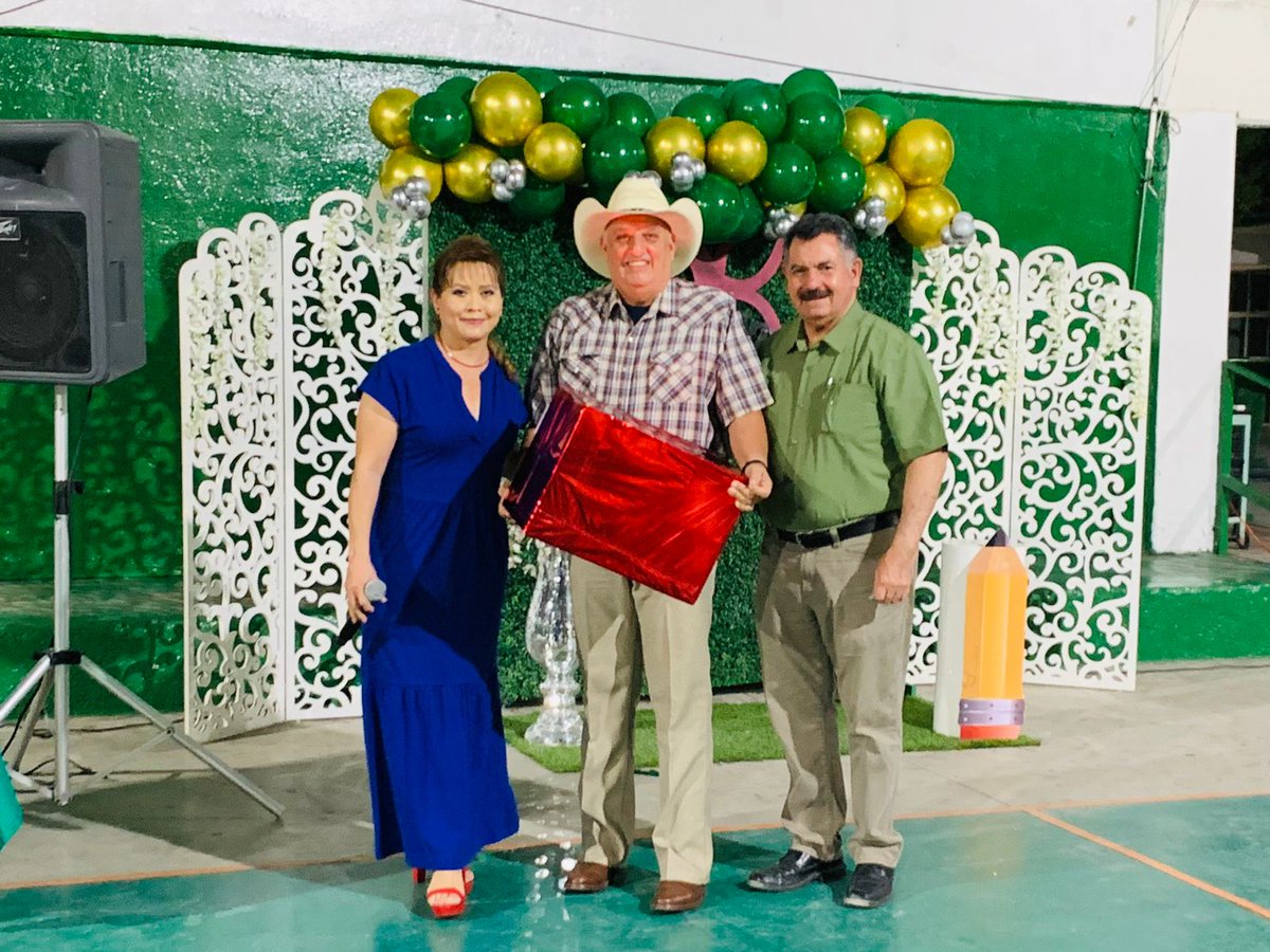 Conalep_Mva's tweet photo. “Los grandes docentes motivan, inspiran y cambian el mundo.”

🍎Con una velada inolvidable el Ing. @alfiovegap y la Dra. @Deyanira_Ter festejaron a los docentes por motivo del Día del Maestro, brindando a los presentes palabras importantes de trabajo y vocación docente.

🎉😊⭐️🙏🏻 https://t.co/atMx9yNO7b