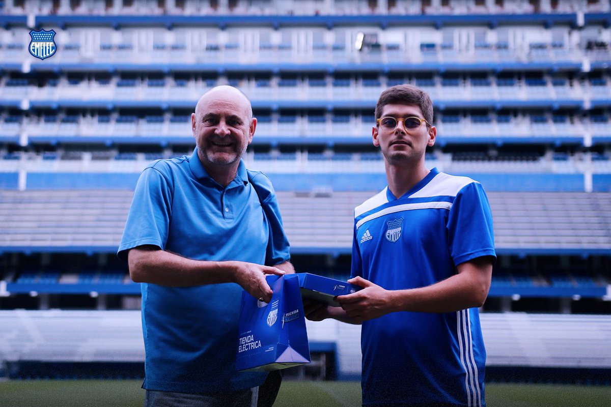 CSEmelec's tweet photo. Esta tarde tuvimos la visita en el complejo Rocafuerte de vía a la costa y en el Estadio George Capwell Banco del Austro de Nick Gates, ejecutivo británico vinculado al desarrollo del fútbol con 18 años de experiencia.

Sus iniciativas van dirigidas al deporte y a la educación en planes integrales para combatir los distintos problemas sociales que aquejan a la niñez y juventud.

#PorEmelec🤜🏽🤛🏽⚡