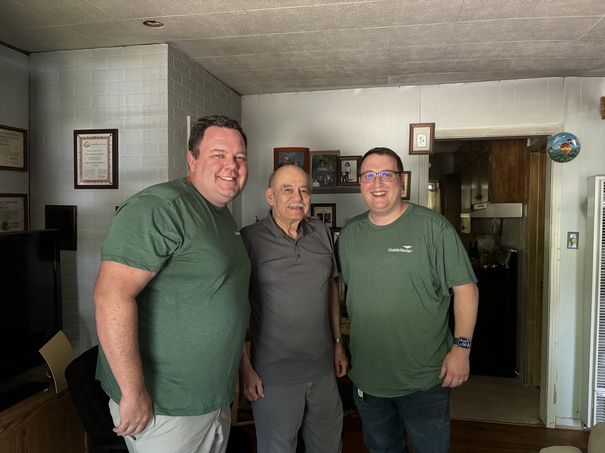 GuideStone's tweet photo. GuideStone Gives in action! Our team recently came together to serve our community and visit @MissionDignity recipients. We are proud to bring joy and support to those in need.
#GuideStoneGives https://t.co/6KyeggI1Ym