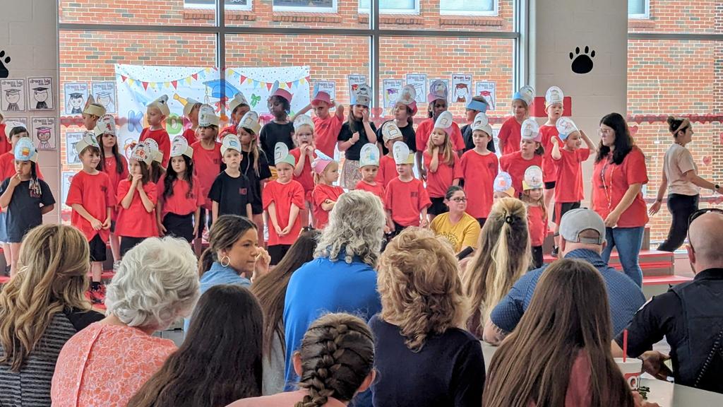 MrsKatieKaletta's tweet photo. Congratulations to @BrieCrews and @CappsKayci's Kindergarten Classes for Graduating today! ♥️👏🎓 We are so proud of them and cannot wait to see what they will accomplish in 1st Grade! #GoBlackcats 🐾 #OnToFirstGrade https://t.co/TVNa6tEqSP
