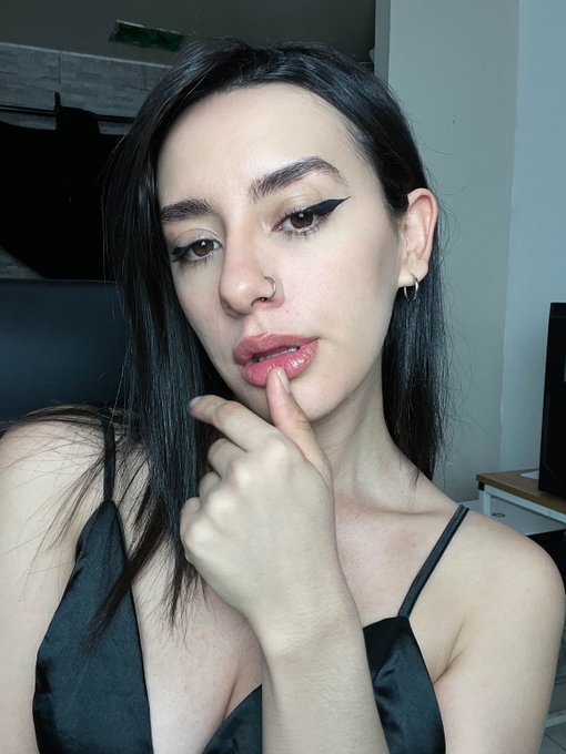 Y saber que ya no tengo piercings 😳 https://t.co/DEO6kk8uIQ