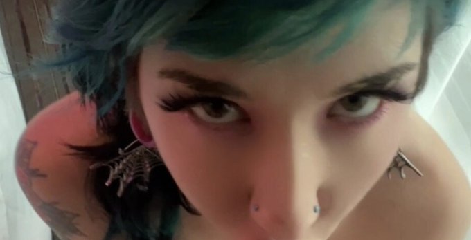 What is she thinking? vv https://t.co/qo74sWHstH