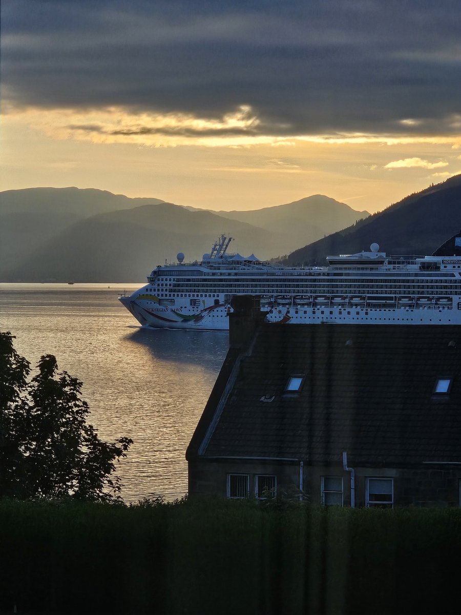 Norwegian Dawn leaving Inverclyde tonight #Sunset #FirthofClyde #ArgyllHills #Gourock #CruiseLiner #Scotland @CruiseNorwegian @discinverclyde @VisitScotland