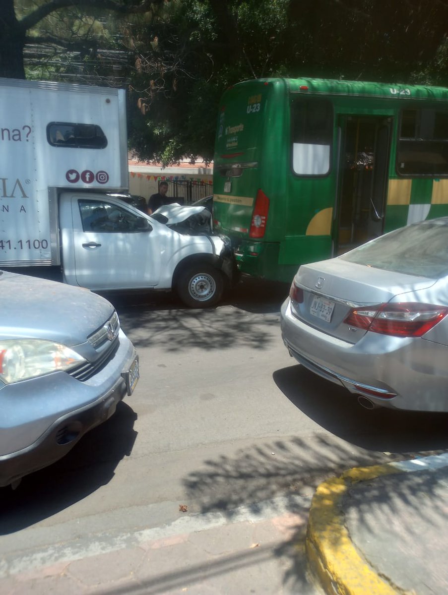 #AlMomento Camioneta particular y unidad de transporte público protagonizaron un choque sobre la Calzada Central frente a la Delegación Municipal en sentido hacia la Glorieta Hidalgo en la colonia Ciudad Granja de Zapopan. #ReporteZMG