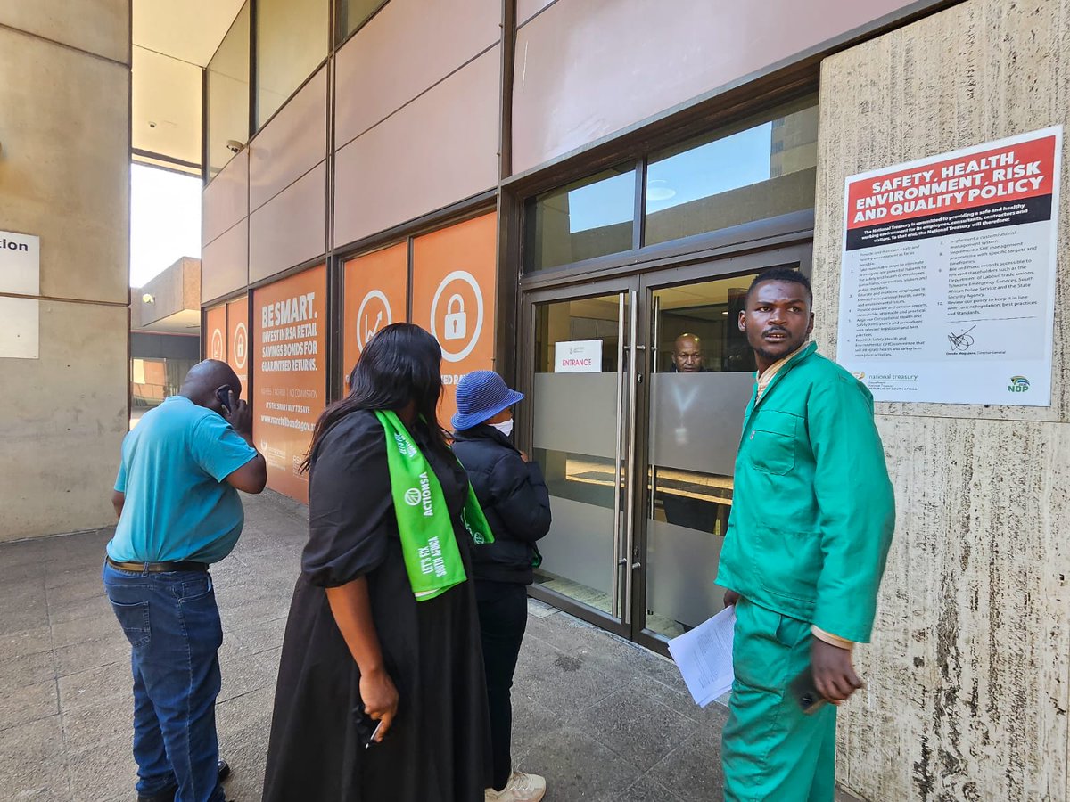mpumi123's tweet photo. After waiting outside the Tshwane National Treasury office with 4,770 affected agricultural students from across the country, our memorandum was eventually received. If you were unsure why SA's economy is so stagnant, now you know what the ANC government is doing
#VoteToFixSA https://t.co/It5pow49Q8