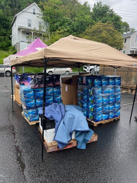 ValleyYMCA's tweet photo. Grateful for the incredible support from Valley and @WoodruffYMCA board members who joined forces to distribute food at Walnut Hill Community Church. Together, we served over 120 families! #ForCommunity https://t.co/8HX6bpJJ3g