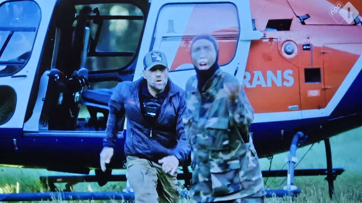 MstrNobodyNL's tweet image. 5 personen onderweg naar de helikopter. Staat er een 3 persoons dingetje klaar. Hoezo vooraf gescript? Daar passen nooit 5 man en een cameraman/vrouw in. 

#huntedintothewild #huntedvips #huntednl