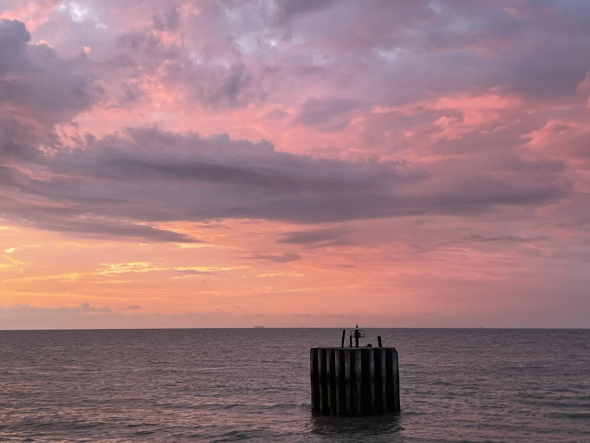 Flash Gordon kinda close of day #sunset #horizon #reflections #sea #springbeach #cloudformations #turner #seascape #estuary #redsky #thamesestuary #isleofsheppey #dusk