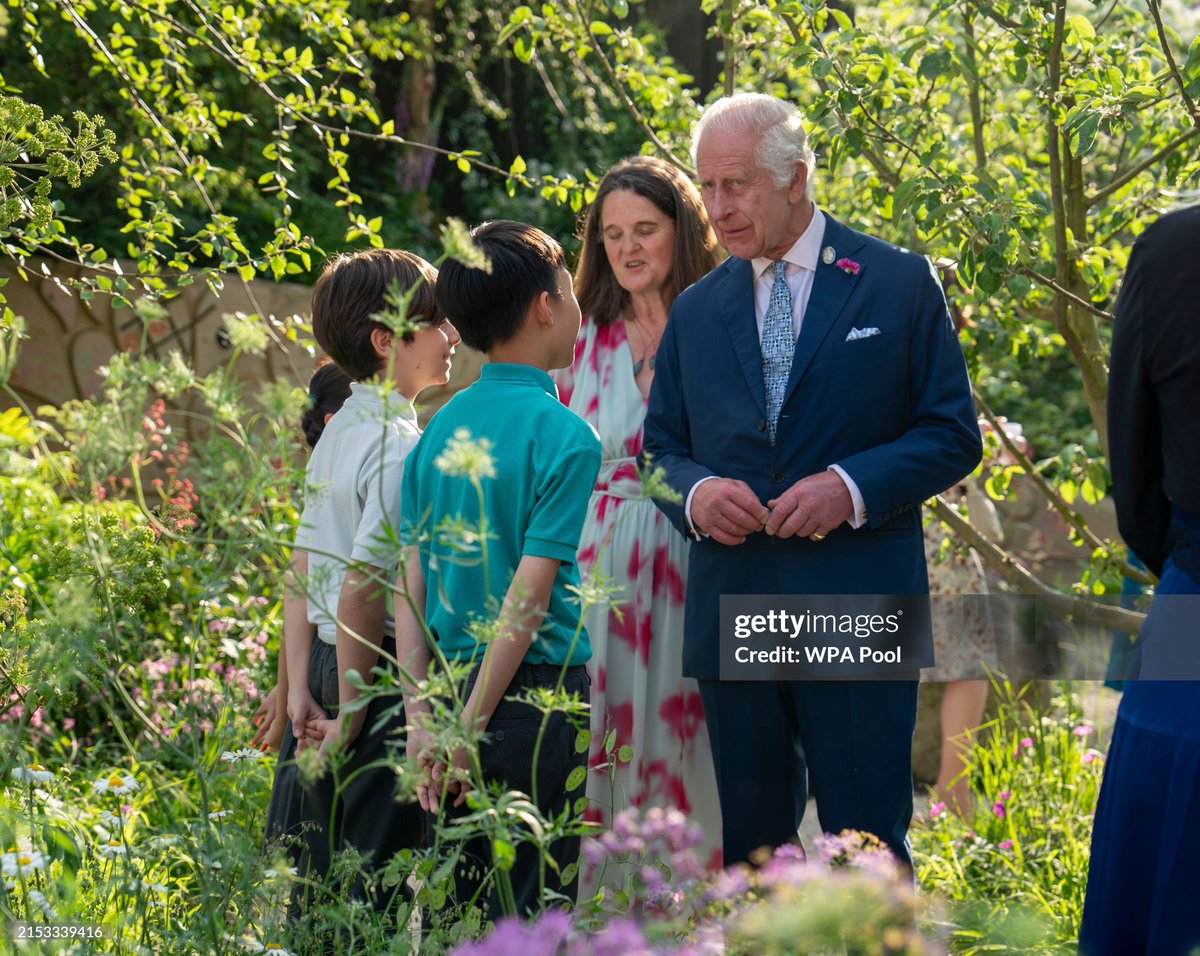 💐 Today, The King and Queen visited the first day of #RHSChelsea, where they toured a number of gardens including one designed by schoolchildren which was called 'No Adults Allowed' & the #Bridgerton garden - a “'secretive and secluded' space based on Penelope Featherington.