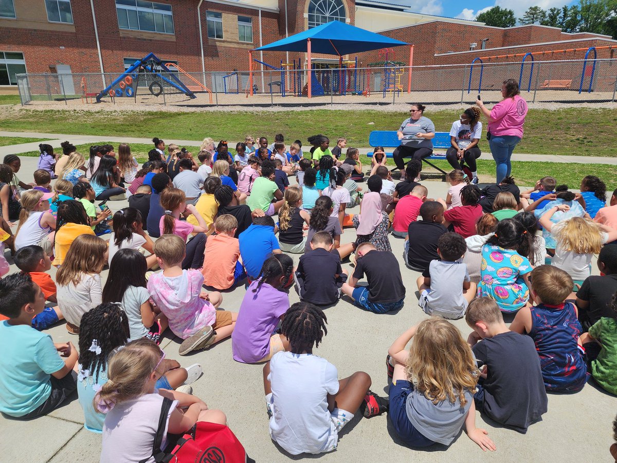 jmaxflow's tweet photo. The @ROSArockets PTO dedicated 2 new 'Buddy Benches' today. K and 1st graders listened to Ms Black read "The Buddy Bench" to learn that the bench is a place where friendships grow! Thanks to all the families who donated to these benches. @CabCoSchools https://t.co/eICUb9vM55