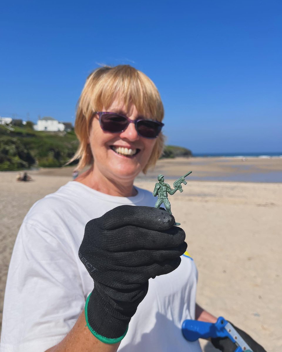 💙 We LOOOVE to see the joy on a beach cleaner’s face when they find some #BeachClean trash-ure! 

🌊 This is Sue, one of our most dedicated volunteers. She’s been joining Beach Guardian events since we were first founded and has been absolutely incredible every step of the way!