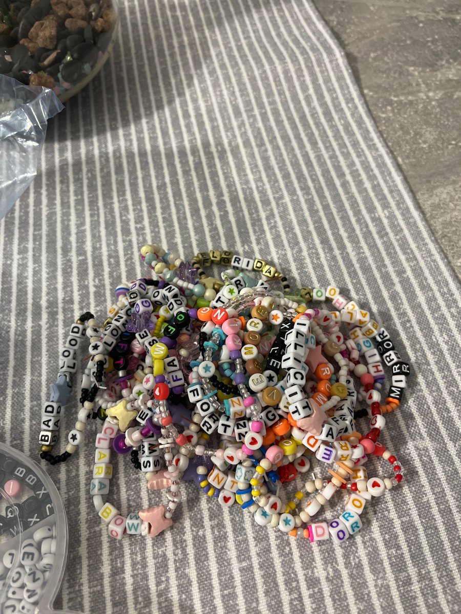 43 pulseiras 😌