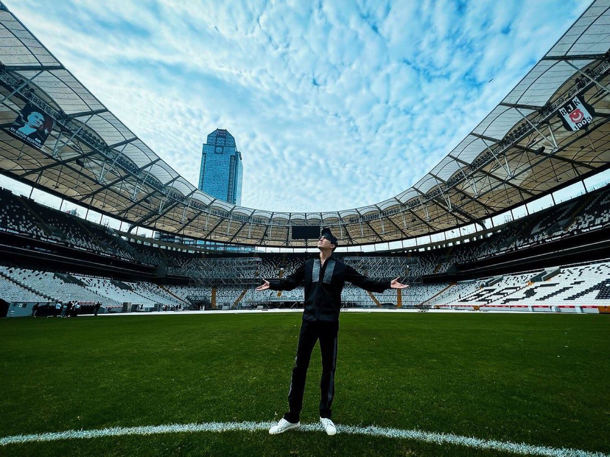 DmlCl's tweet photo. OMG! An black eagle landed on Beşiktaş Stadium today 🦅😄

@dimash_official, is that you? 😁😂

#DimashConcertIstanbul 
#DimashQudaibergen https://t.co/CIit1WfHvd