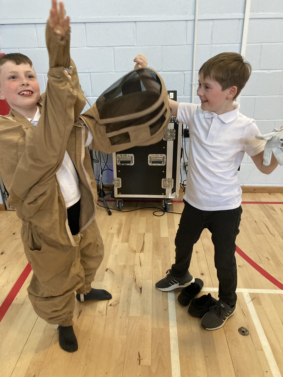 Gourockpr's tweet photo. The children loved trying on the beekeeper suits and handling some of the old bee keeping equipment 🐝 Thank you Faye @_stcolumba 🍯@MissTodd_GPS @GPS_primary #STEMcareersweekGPS https://t.co/Dg6dcdoGvD