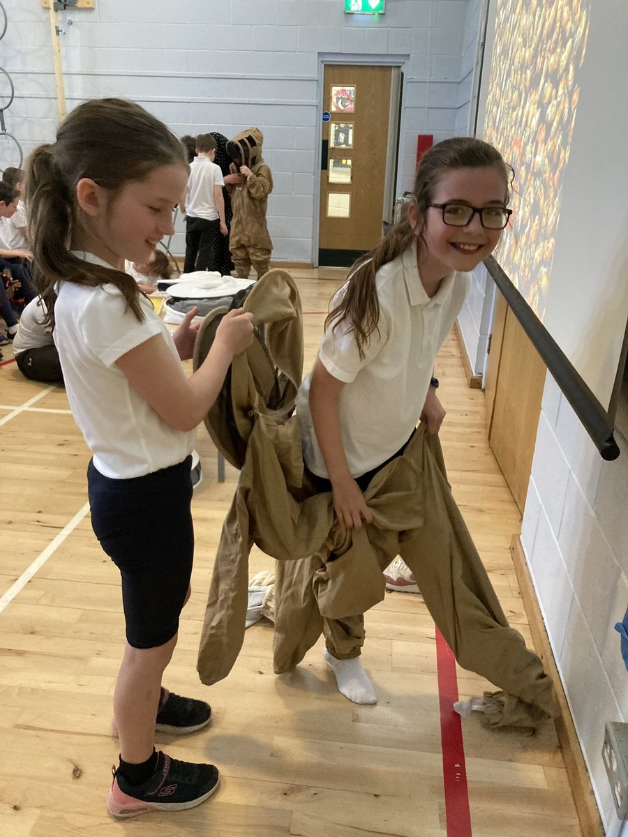 Gourockpr's tweet photo. The children loved trying on the beekeeper suits and handling some of the old bee keeping equipment 🐝 Thank you Faye @_stcolumba 🍯@MissTodd_GPS @GPS_primary #STEMcareersweekGPS https://t.co/Dg6dcdoGvD