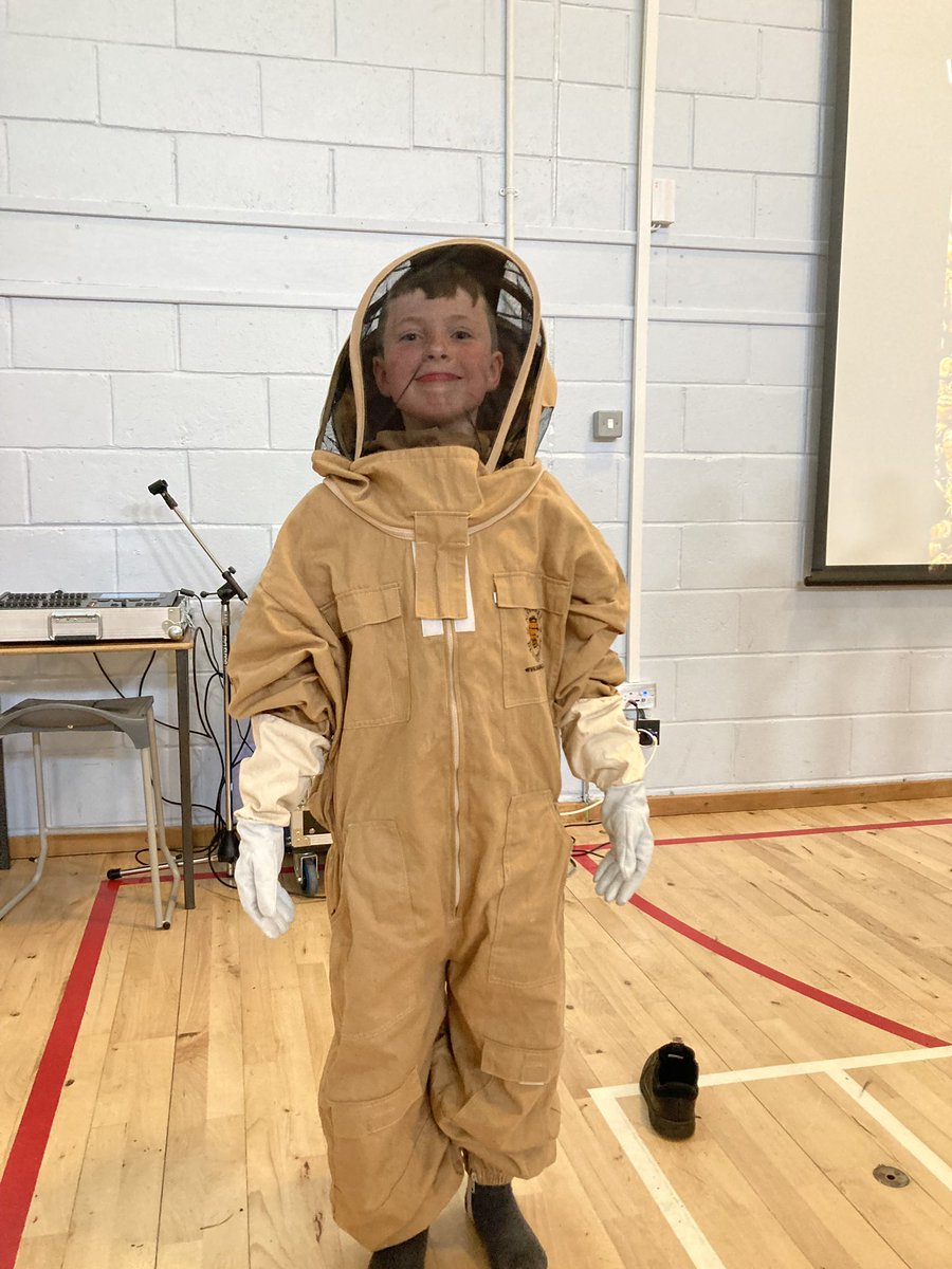 Gourockpr's tweet photo. The children loved trying on the beekeeper suits and handling some of the old bee keeping equipment 🐝 Thank you Faye @_stcolumba 🍯@MissTodd_GPS @GPS_primary #STEMcareersweekGPS https://t.co/Dg6dcdoGvD