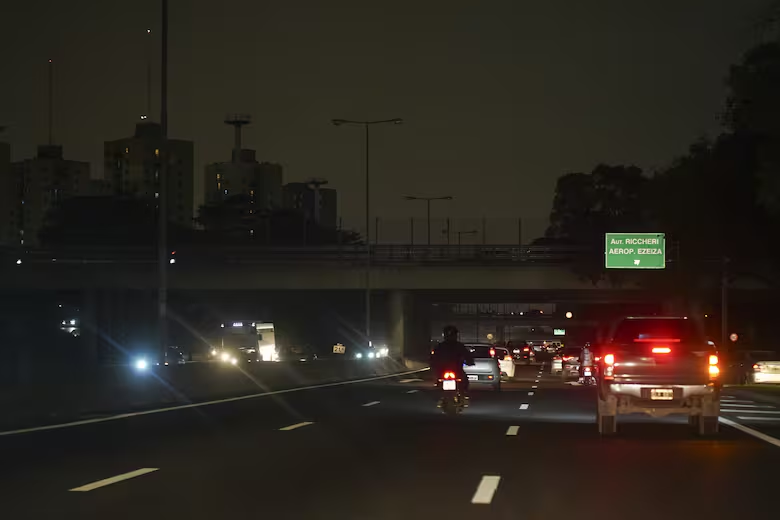 DanielF78551847's tweet photo. LOS MALVIVIENTES RATEROS , MALNACIDOS , MALPARIDOS , ADICTOS, CHORROS DELESNABLES DEJAN SIN LUZ GRANDES TRAMOS DE LA GENERAL PAZ Y AUTOPISTA POR ROBO DE CABLES,  QUIERO QUE ESO SE TERMINE DE UNA VEZ..  MANO DURA TOTAL CON ESOS DELINCUENTES.. https://t.co/5LZ6ig1ZZl