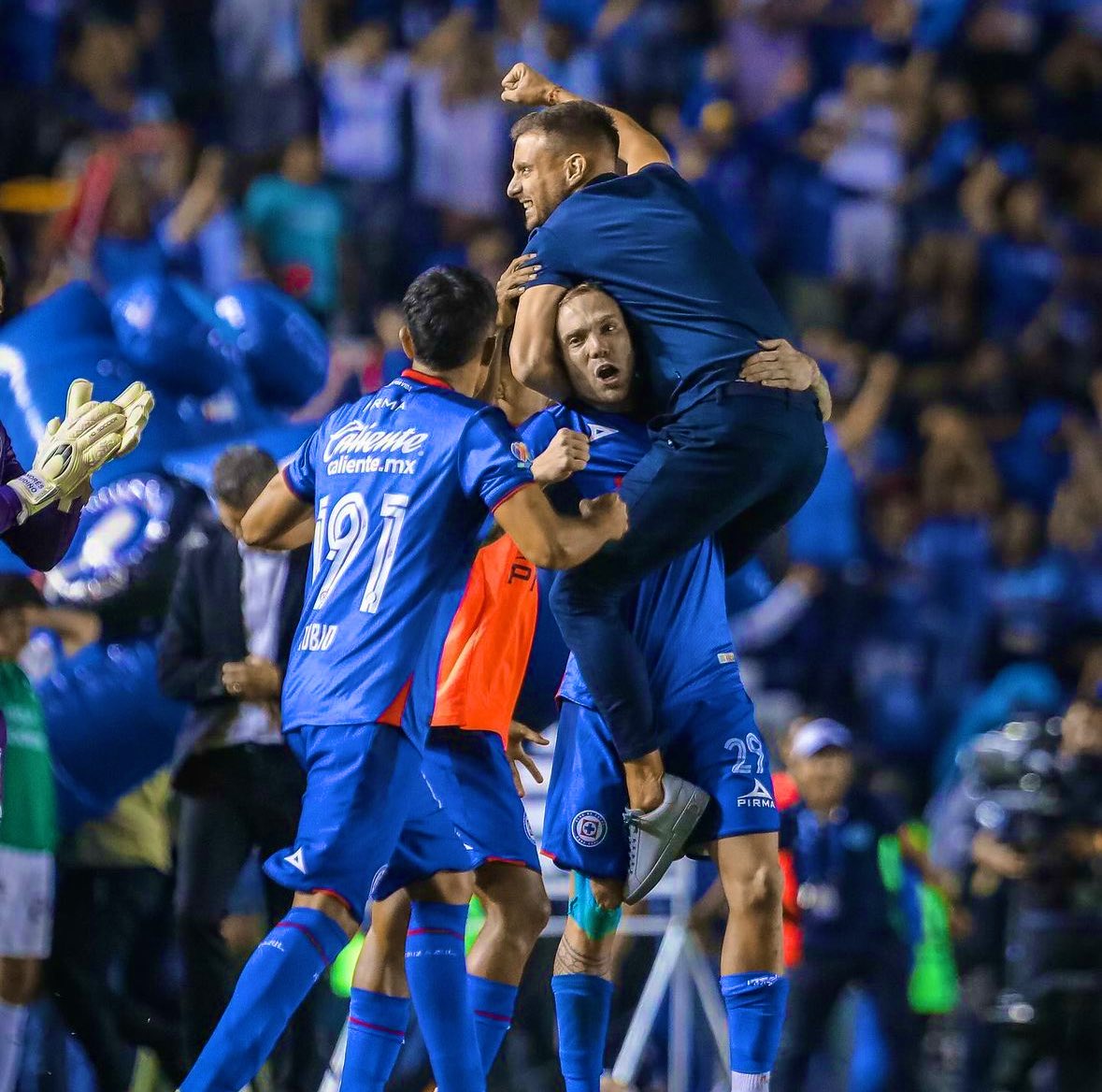 Anselmi en insta:

“Gracias GUERREROS.
Gracias AFICIÓN.
Gracias CT y Staff

180’ más, allá vamos 💪🏻💙”