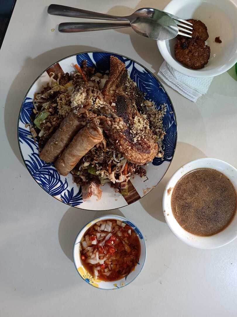 ilokano's tweet photo. Our second try at eating #pancit #batil in #Tuguegarao was even more interesting. It had more ingredients including fried lumpia, fried pork, sausage and pork intestines.I was worried that I may not be able to finish the serving again until I saw a young… https://t.co/GQEoBU6NYa https://t.co/WNGFo6lKXf