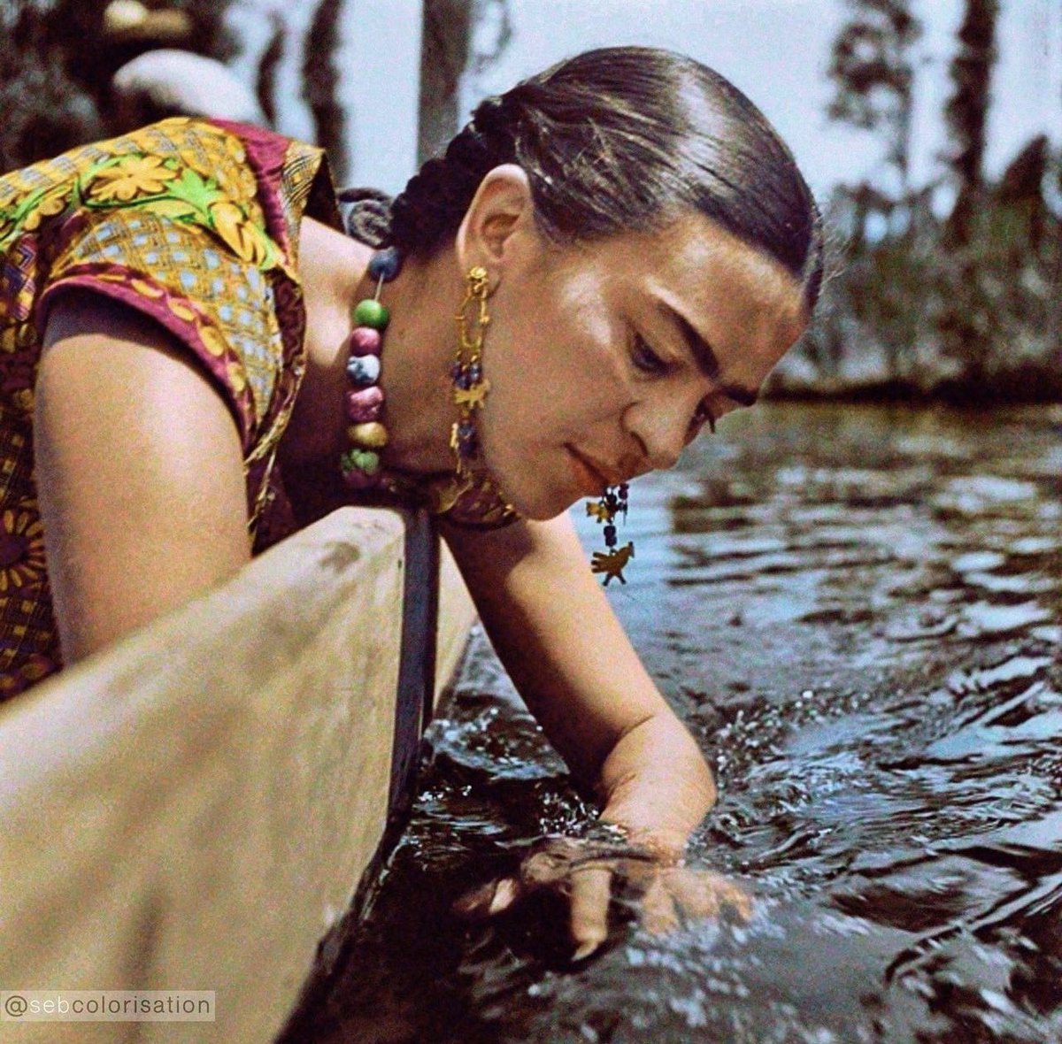 Magnífica fotografía de Frida Kahlo de alrededor de 1936 en una trajinera de Xochimilco. Fue la tercera hija del fotógrafo Guillermo Kahlo de origen alemán y de Matilde Calderón,mexicana nacida en Oaxaca. Tuvo dos hermanas mayores Matilde y Adriana. Frida nació el 6 de julio