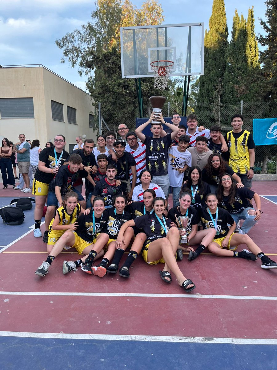 CBCiudadMelilla's tweet photo. Subcampeonas de la Liga @FAB_Malaga #Oro JUNIOR FEMENINO. Enhorabuena chicas!!! 💪👏
#SomosBaloncesto🖤💛 https://t.co/2XziamZsMS