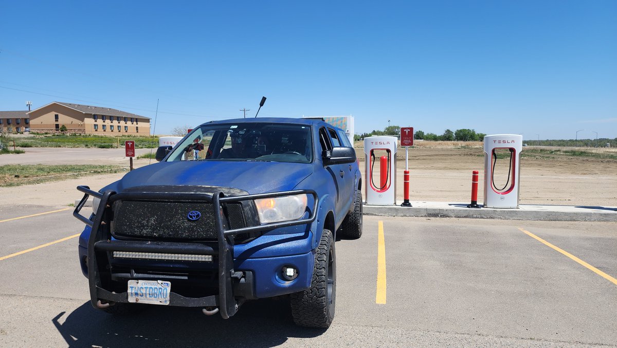ExtremeStormJC's tweet photo. Why don't these gas pumps work @Tesla ? #Bluemoose @twstdbro https://t.co/TWPHLgbqPj