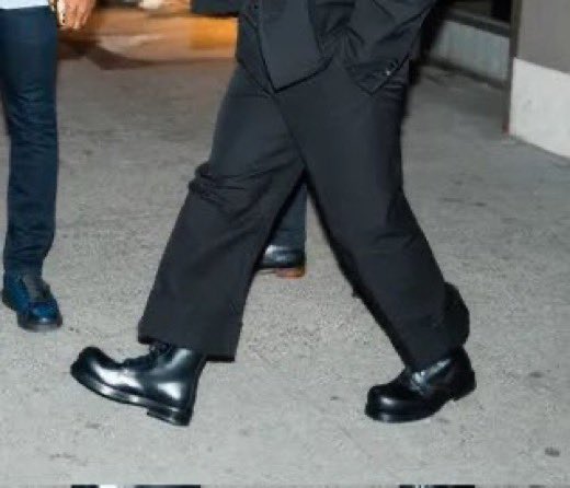 Fans notice Kendrick Lamar wears high heels 💀